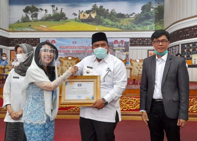 Suhatri Bur terima penghargaan dari Asita.