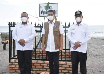 Doni Monardo bersama walikota dan wakil walikota Pariaman di pantai Maaruf Amin.