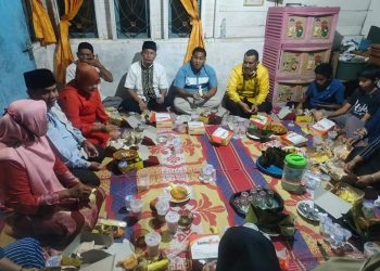 Mardison dan pengurus Golkar Pariaman buka bersama dengan masyarakat.