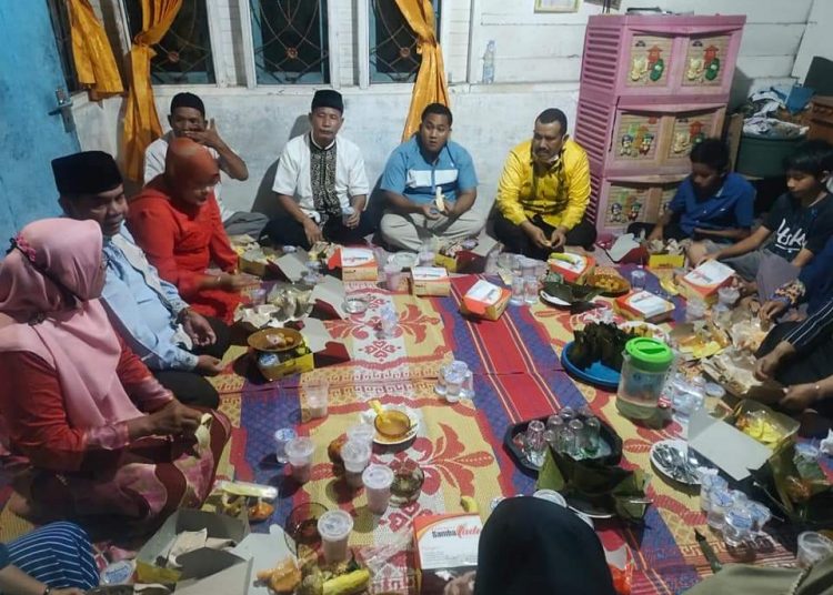 Mardison dan pengurus Golkar Pariaman buka bersama dengan masyarakat.