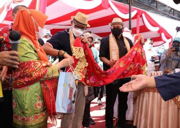 Sandiaga Uno melihat batik Sampan.