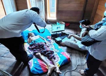 Petugas Disdukcapil lakukan perekaman kepada warga berkebutuhan khusus.