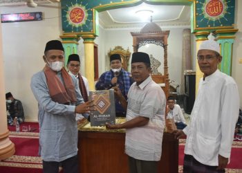 Kabag Humas Padangpariaman Anton Wira Tanjung menyerahkan bantuan saat mengunjungi masjid Raya Syeikh Burhanuddin, Rabu, 28/4.