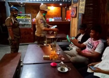 Petugas Pol PP menegur pengunjung cafe.
