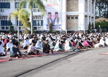 Pelaksanaan shalat idul fitri di balaikota Pariaman, Kamis, 13/5.