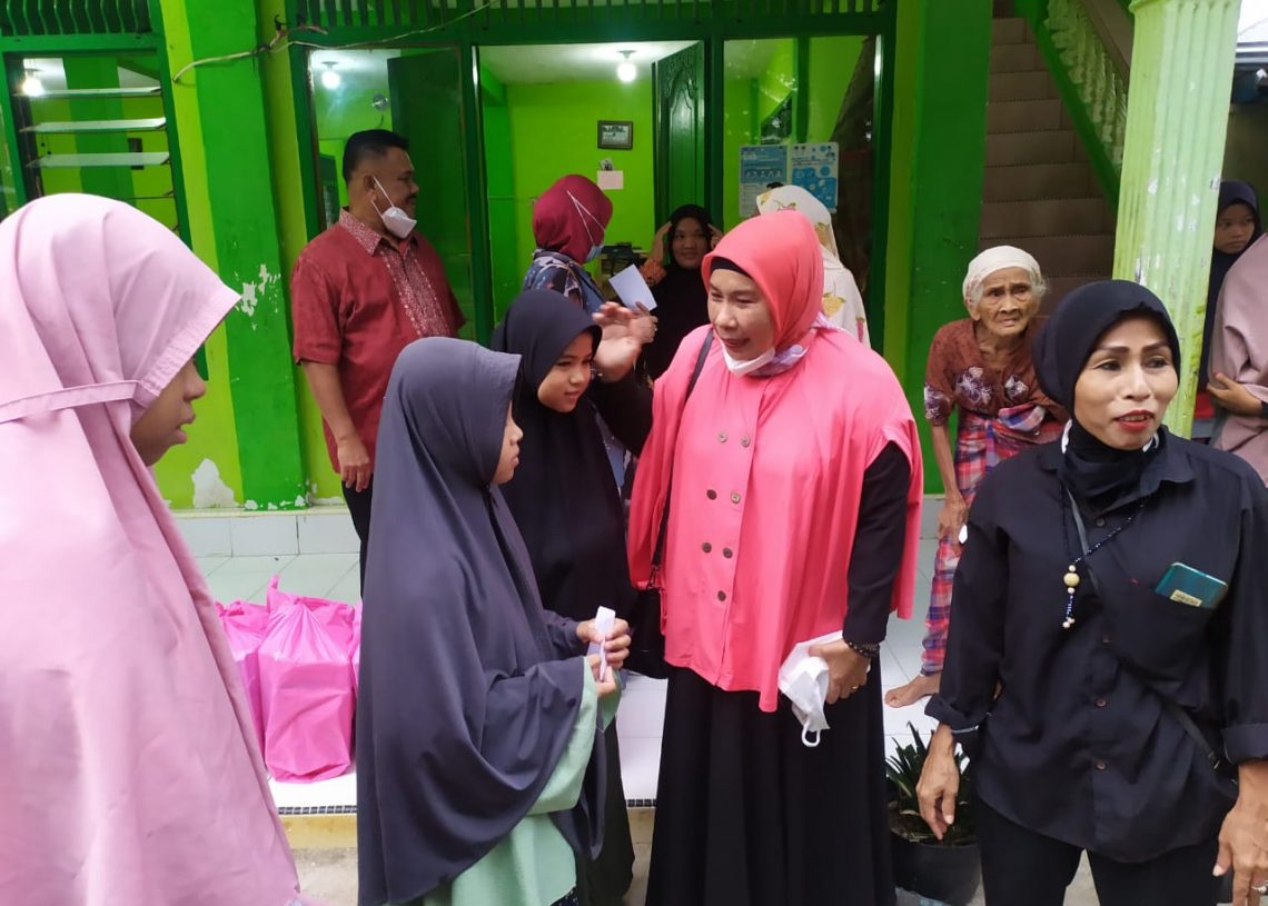 Fitri Nora. (Jilbab merah)