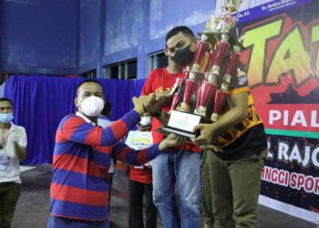 Walikota Pariaman Genius Umar serahkan hadiah kepada pemenang.