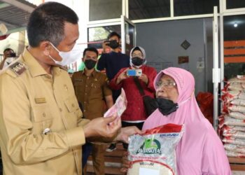 Walikota Pariaman serahkan bantuan untuk masyarakat terdampak PPKM.