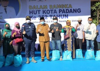 Walikota Padang serahkan sembako kepada buruh angkat.