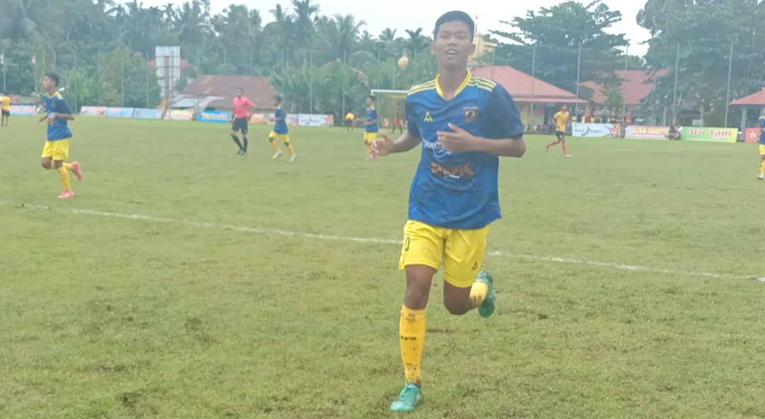 Pemain Persikopa, Abiwanasir selebrasi usai cetak gol.