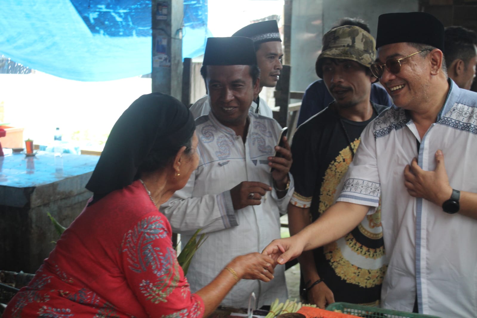 Gadaffi berbincang dengan para pedagang di pasar.