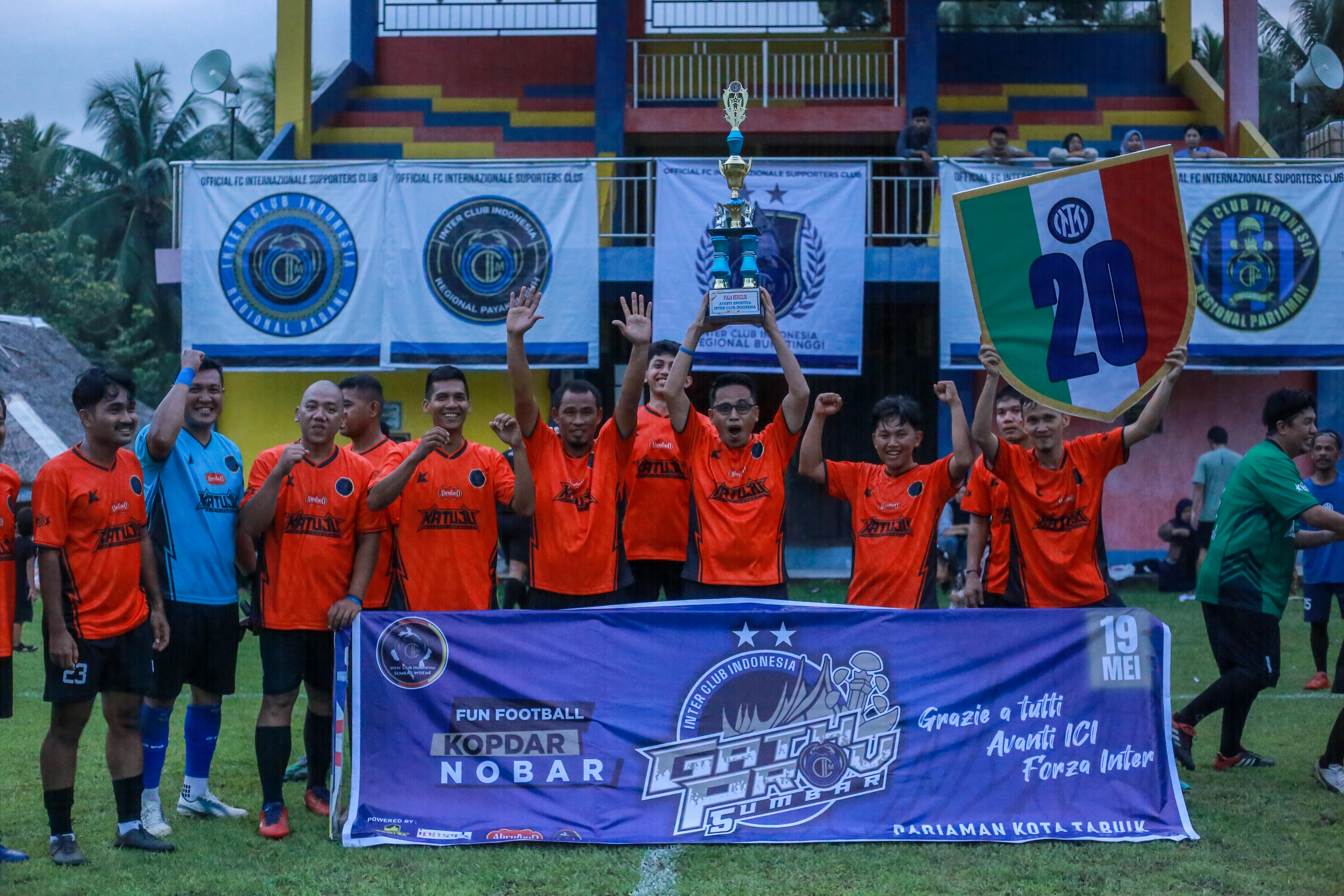 Kapten tim orange Idham Fadhli mengangkat piala bergilir ICI Sumbar.