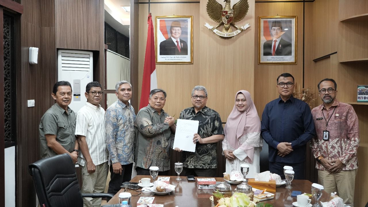 Ketua Timsel, Otong Rosadi, menyerahkan nama yang lolos seleksi calon anggota KPID Sumbar kepada Ketua DPRD Sumbar, Muhidi.