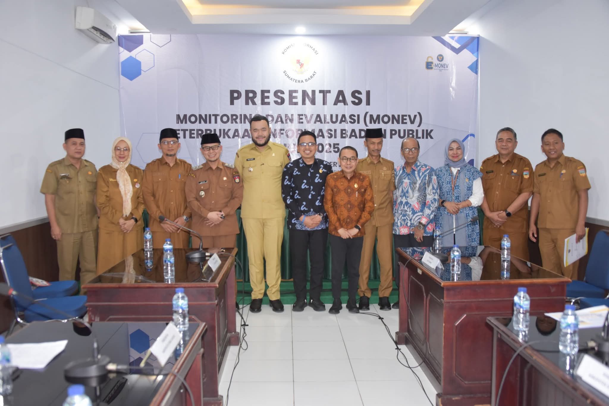 Walikota Padang, Fadly Amran, presentasikan keterbukaan informasi di Komisi Informasi, Selasa, 7/10.