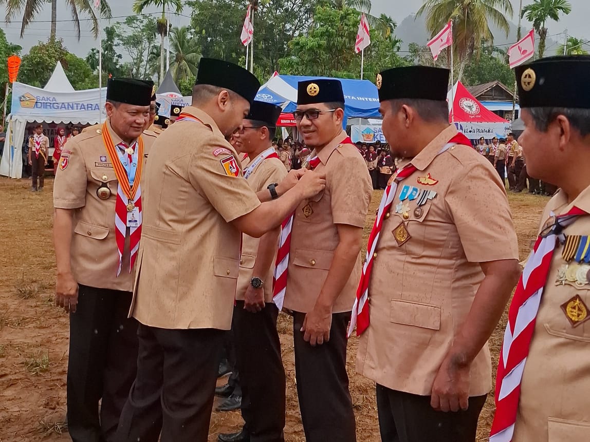 Penyematan Lencana Dharma Bakti oleh Ketua Kwarda 03 Gerakan Pramuka Sumatra Barat, Audy Joinaldy kepada Riky Falantino, Jumat (21/11/25) pada Penutupan Raimuna Daerah 2025.