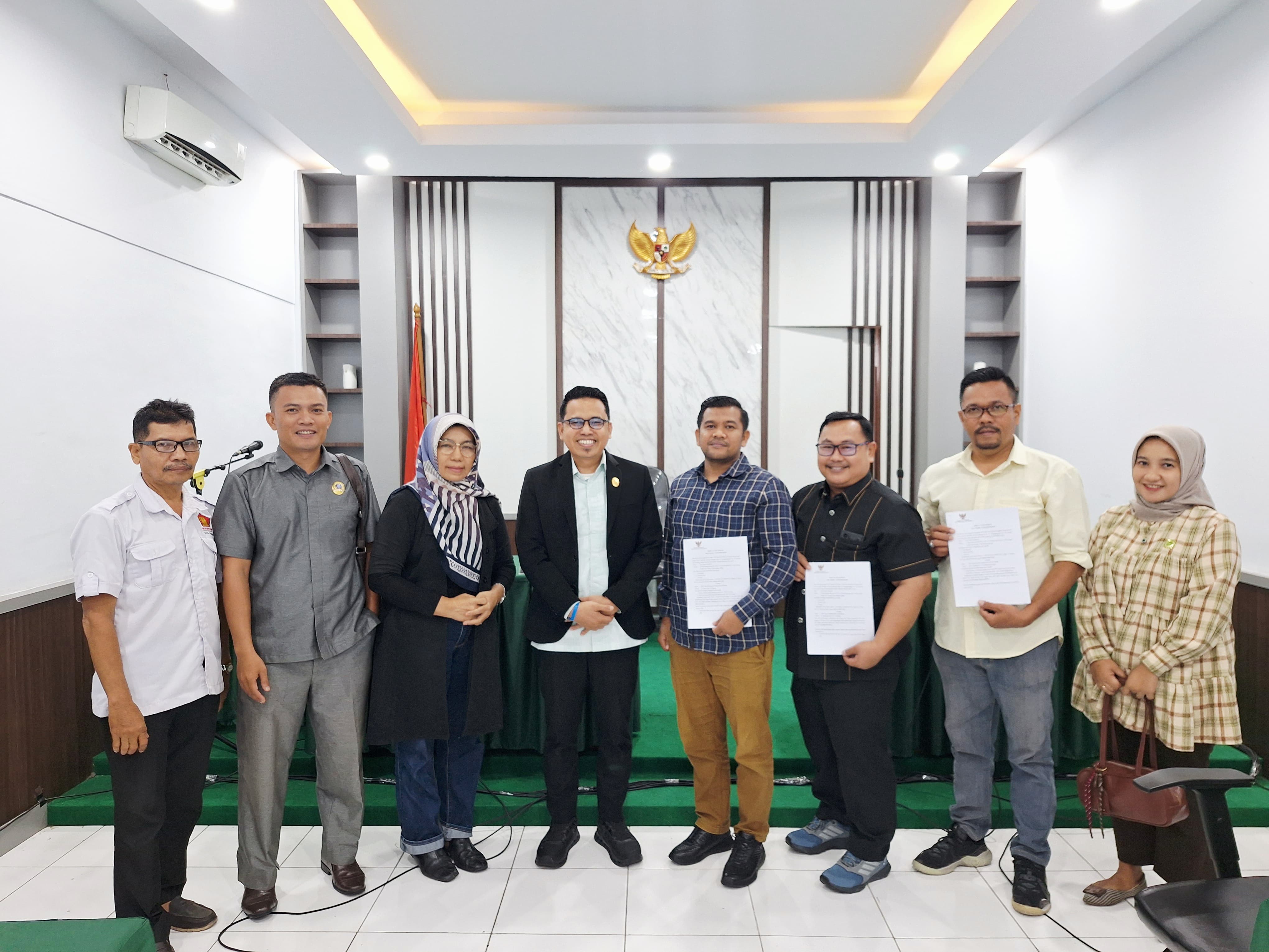 Para pihak dan mediator, Idham Fadhli, usai mediasi di Kantor Komisi Informasi Sumbar, Senin, 24/11.