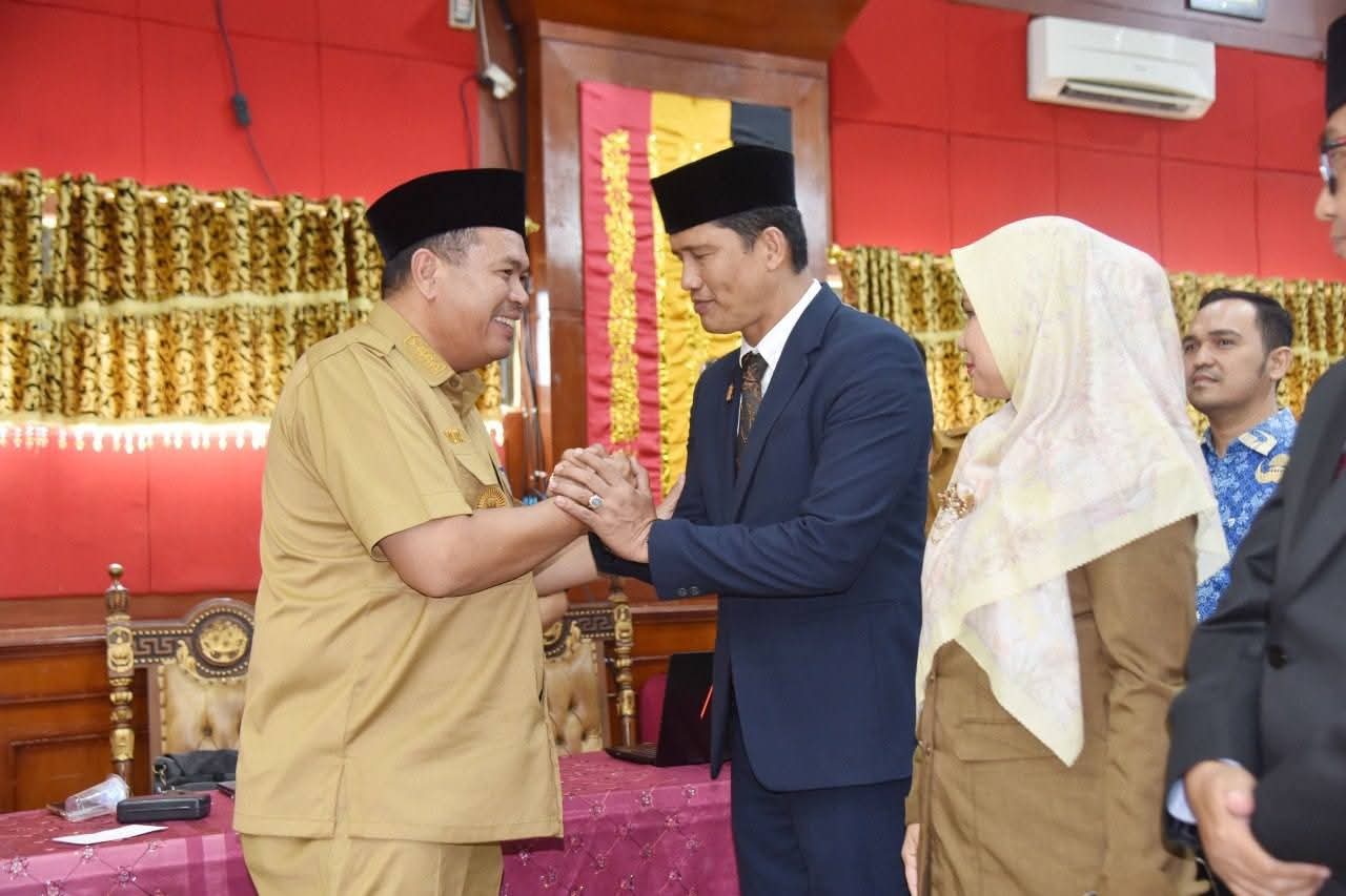 Rudi jabat tangan dengan Walikota Pariaman Yota Balad usai dilantik.